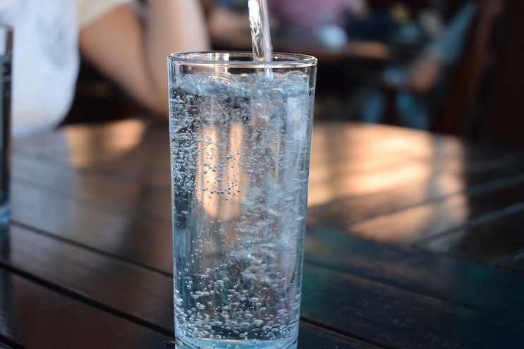 ペットボトルの水を飲むのをやめたほうがいい理由！水道水・浄水器・宅配水の安全性・コストを比較